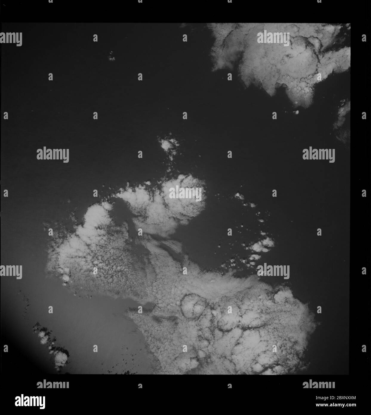 AS09-26D-3833D - Apollo 9 - Apollo 9 Missionsbild - S0-65 Multispektrale Fotografie - Atlantik; Umfang und Inhalt: Die Originaldatenbank beschreibt dies als: Beschreibung: Erdbeobachtung aufgenommen von der Apollo 9 Crew. Blick auf den Atlantischen Ozean und die Bomex-Gegend. Der Breitengrad betrug 16.45 N bei Längengrad 45.10 W, die Überlappung betrug 0 %, die Höhenmeilen 99 und die Wolkendecke 45 %. Diese Bilder wurden im Rahmen des NASA S0-65 Experiments ``Multispectral Terrain Photography`` aufgenommen. Das Experiment ermöglicht die gleichzeitige Satellitenfotografie der Erdoberfläche in drei verschiedenen Spektralbereichen. Der Photogr Stockfoto